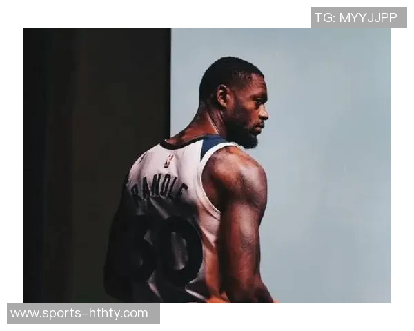 兰德尔上半场表现稳定11投6中贡献14分4篮板1助攻1抢断